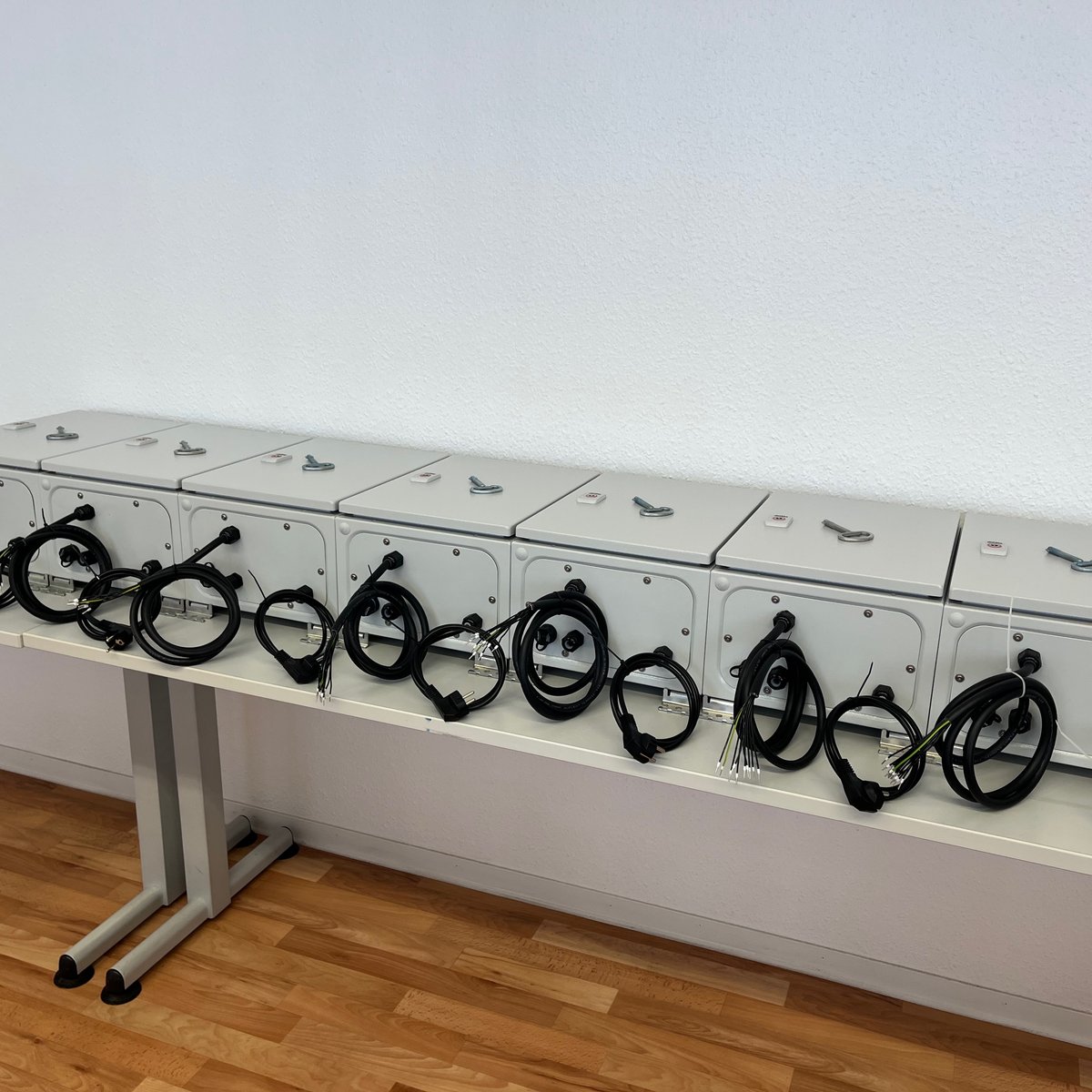 Kleinserienfertigung – Steuerungseinheiten bereit zur Auslieferung.