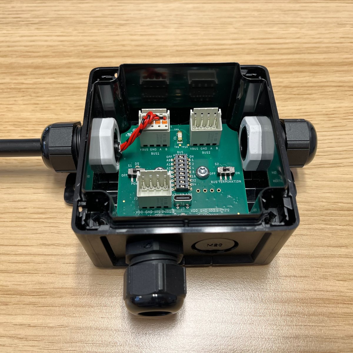 Entwickelter Sensorknoten – geöffnetes IP67-Gehäuse mit einseitig angeschlossener Busleitung.