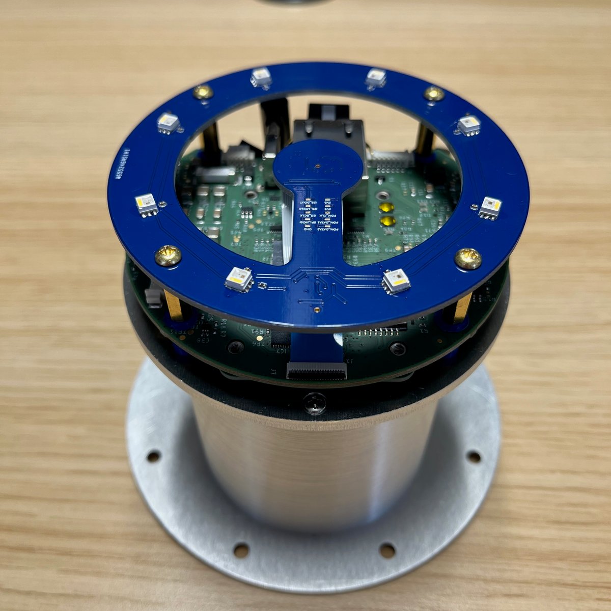 Prototyp Smart-Speaker-Modul mit Mikrofonarray, LED-Ring und Aluminiumgehäuse