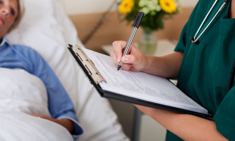 Sprachdokumentation Pflegerin macht Notizen über Patienten